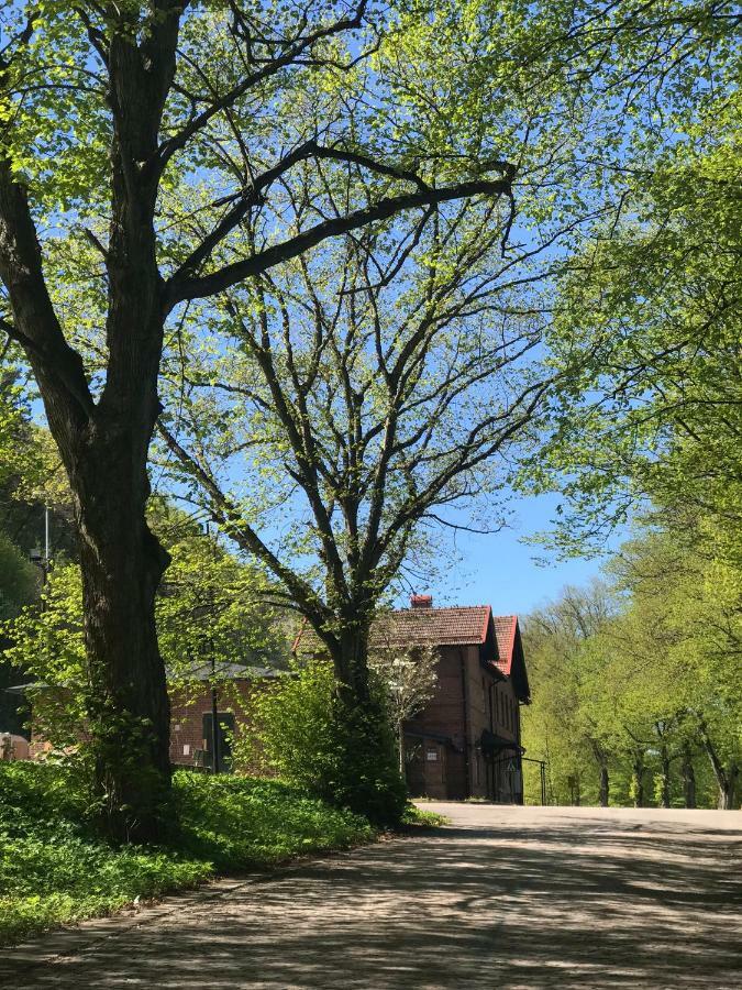 Tree Top Hill - The Old Station House - Bastad Holiday Apartments 外观 照片