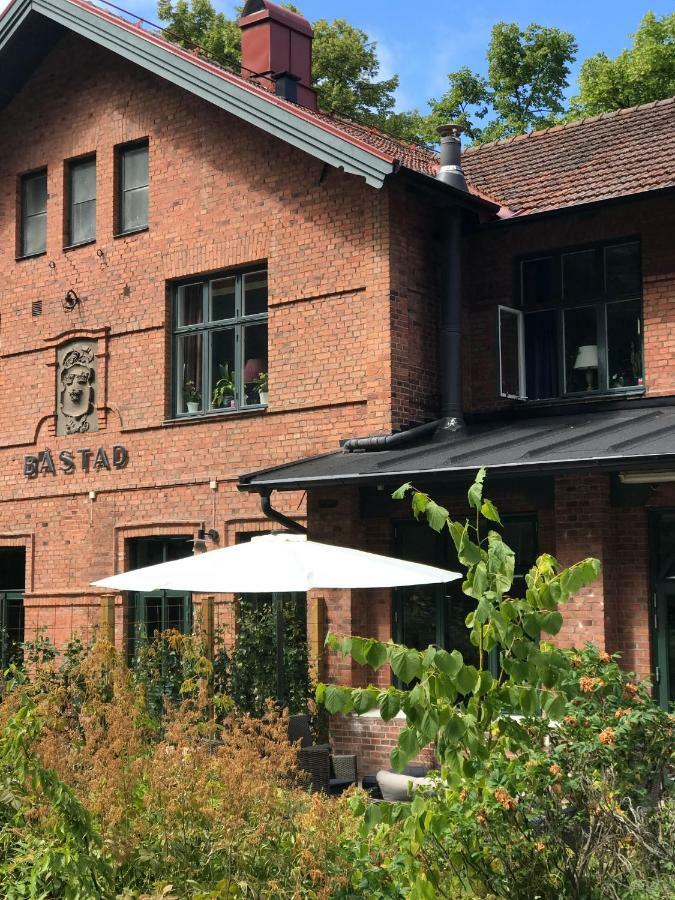 Tree Top Hill - The Old Station House - Bastad Holiday Apartments 外观 照片